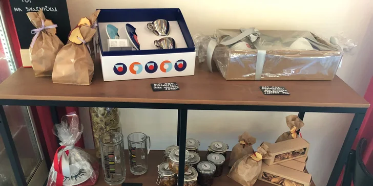 Otevřený voucher na dárkové balíčky, kávu, dezerty, koktejly a jídla z nabídky CAFE59