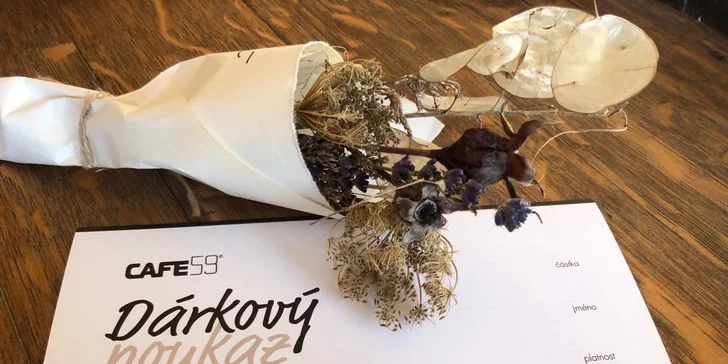 Otevřený voucher na dárkové balíčky, kávu, dezerty, koktejly a jídla z nabídky CAFE59