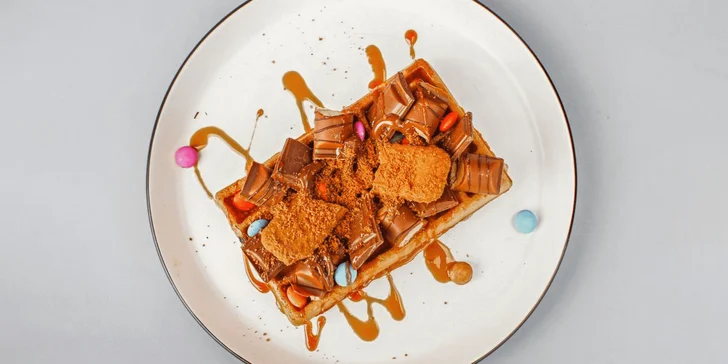 Vafle s Nutellou a čerstvým ovocem nebo lotuskovou pomazánkou, káva, čaj nebo limonáda