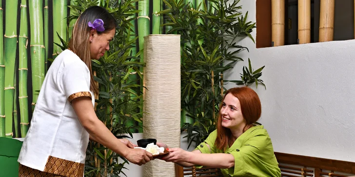 Thajská hřejivá hodinová masáž, teplý zábal, horká lázeň nohou a teplý čaj