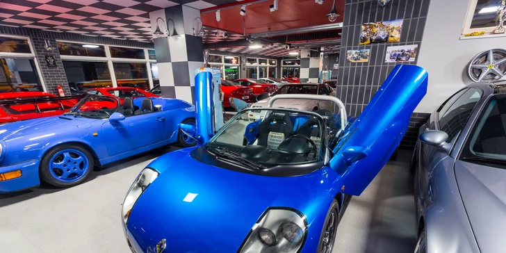 Komentovaná prohlídka veteránů v automobilové galerii Route 88 a nápoj