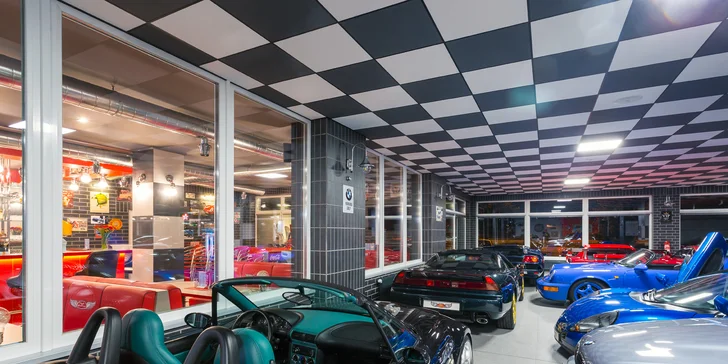 Komentovaná prohlídka veteránů v automobilové galerii Route 88 a nápoj