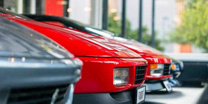 Komentovaná prohlídka veteránů v automobilové galerii Route 88 a nápoj