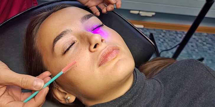 Krásné oči: doplnění i prodloužení řas metodou řasa na řasu či s UV lampou