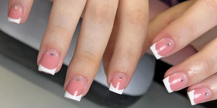 Manikúra a modeláž nehtů: gellak, prodloužení, péče i krátká masáž rukou