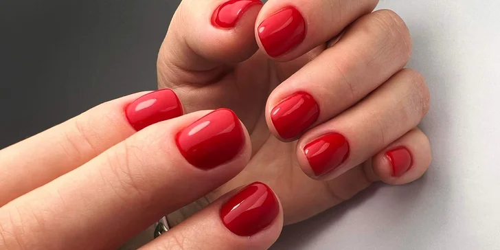 Manikúra a modeláž nehtů: gellak, prodloužení, péče i krátká masáž rukou