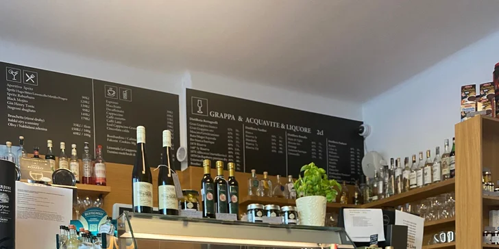 Horký nápoj dle výběru: svařené víno, jablečné Brulé di Mela, Calimero či Bombardino