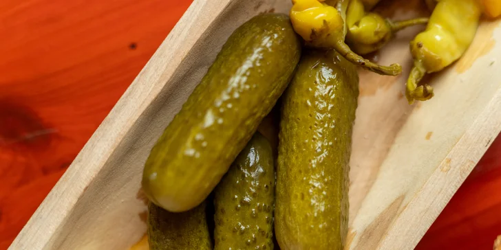 Talíř plný kuřecích a vepřových řízečků s chlebem, křenem i okurkou: 500 či 1000 g