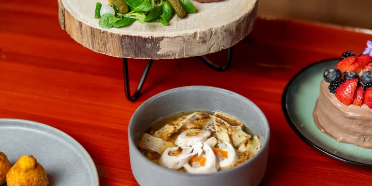 Degustační menu U Pajdy pro 2: hovězí tataráček, drůbeží vývar, kachní prsa, minidortík