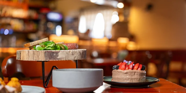 Degustační menu U Pajdy pro 2: hovězí tataráček, drůbeží vývar, kachní prsa, minidortík