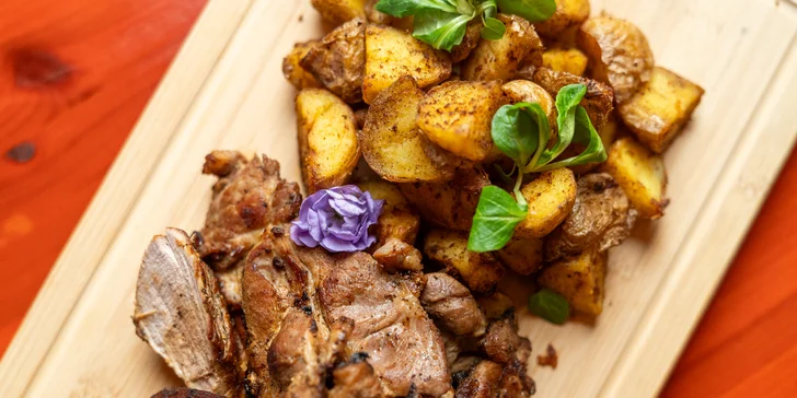 Masové prkno pro dva: panenka v bylinkách, krkovice na medu i kuřecí steak na rozmarýnu