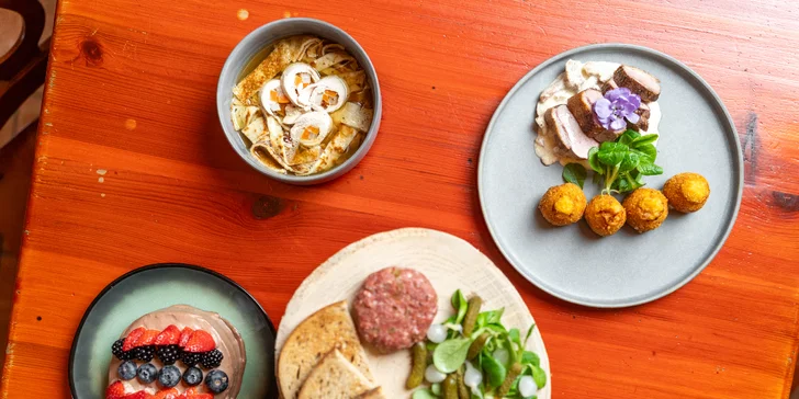 Degustační menu U Pajdy pro 2: hovězí tataráček, drůbeží vývar, kachní prsa, minidortík