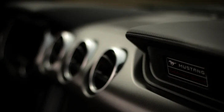 Zážitková jízda s Fordem Mustang California Special 5.0 V8 na 12 až 72 hodin