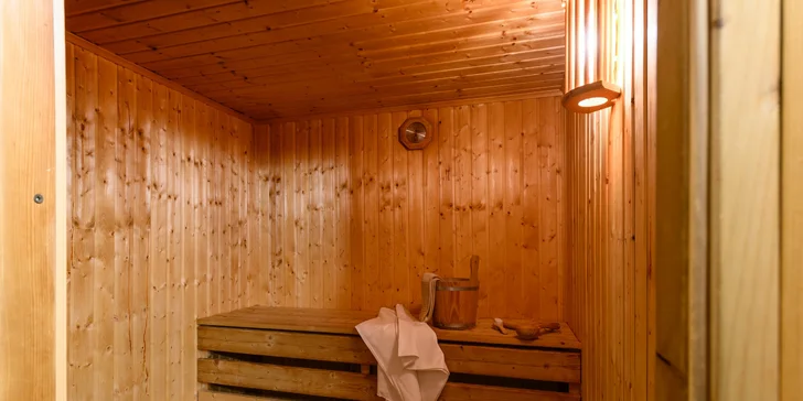 3 hod. privátního relaxu pro dva: finská sauna, postel i prosecco