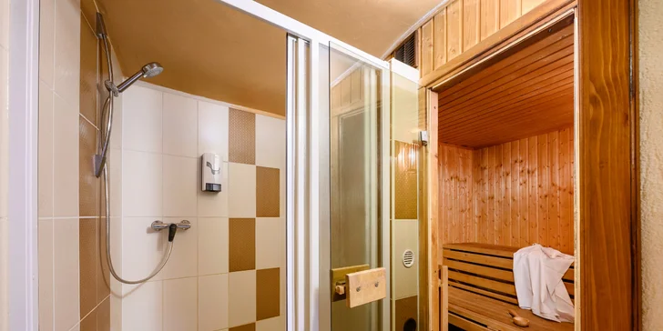 3 hod. privátního relaxu pro dva: finská sauna, postel i prosecco