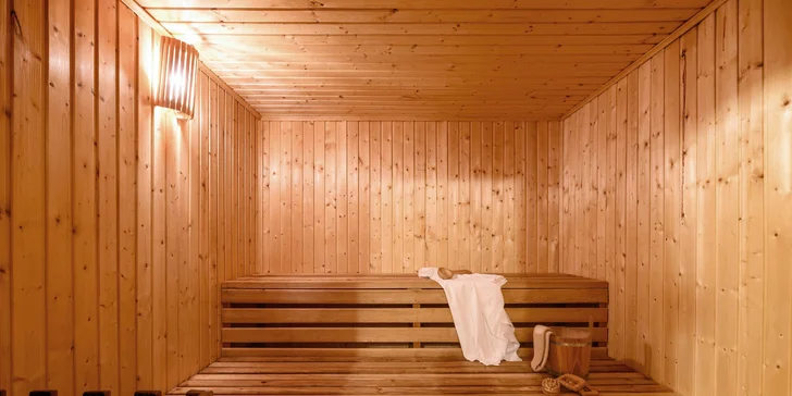 3 hod. privátního relaxu pro dva: finská sauna, postel i prosecco