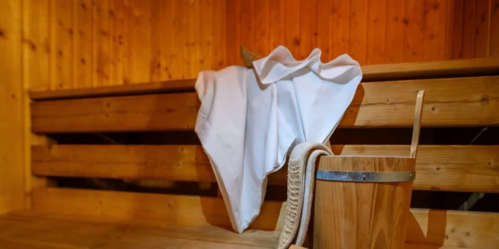 3 hod. privátního relaxu pro dva: finská sauna, postel i prosecco