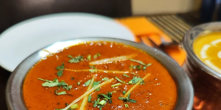 Čtyřchodové indicko-nepálské menu pro dvě osoby: kuřecí i vegetariánská varianta