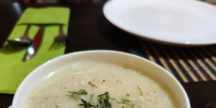 Čtyřchodové indicko-nepálské menu pro dvě osoby: kuřecí i vegetariánská varianta