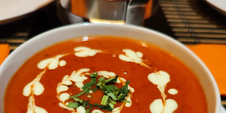 Čtyřchodové indicko-nepálské menu pro dvě osoby: kuřecí i vegetariánská varianta