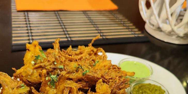 Čtyřchodové indicko-nepálské menu pro dvě osoby: kuřecí i vegetariánská varianta
