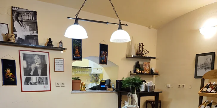 Čtyřchodové indicko-nepálské menu pro dvě osoby: kuřecí i vegetariánská varianta