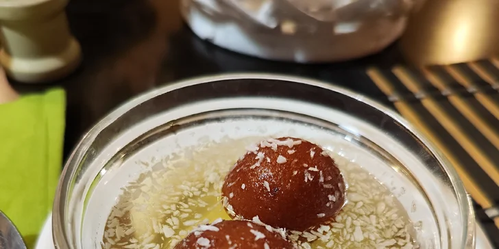 Čtyřchodové indicko-nepálské menu pro dvě osoby: kuřecí i vegetariánská varianta