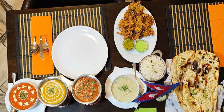Čtyřchodové indicko-nepálské menu pro dvě osoby: kuřecí i vegetariánská varianta