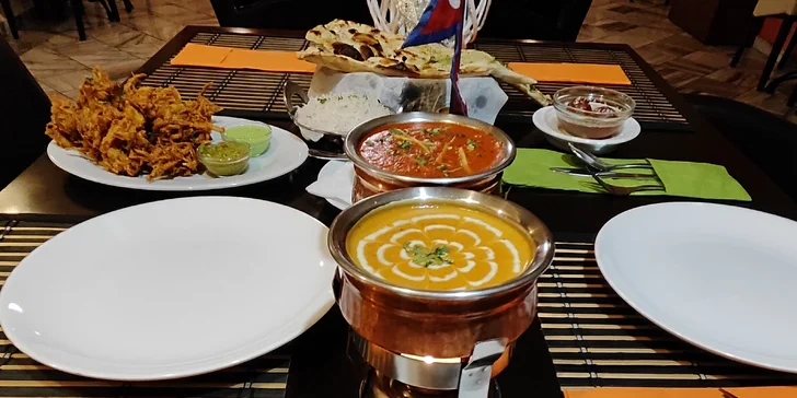 Čtyřchodové indicko-nepálské menu pro dvě osoby: kuřecí i vegetariánská varianta