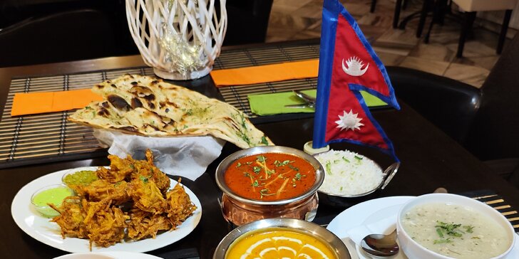 Čtyřchodové indicko-nepálské menu pro dvě osoby: kuřecí i vegetariánská varianta