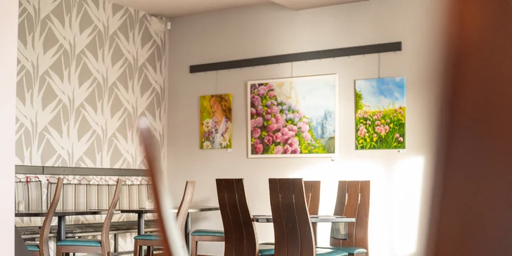 Tříchodové menu pro 2 osoby: kachní paštika, špíz z vepřové panenky a štrúdl se zmrzlinou i prosecco