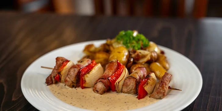 Tříchodové menu pro 2 osoby: kachní paštika, špíz z vepřové panenky a štrúdl se zmrzlinou