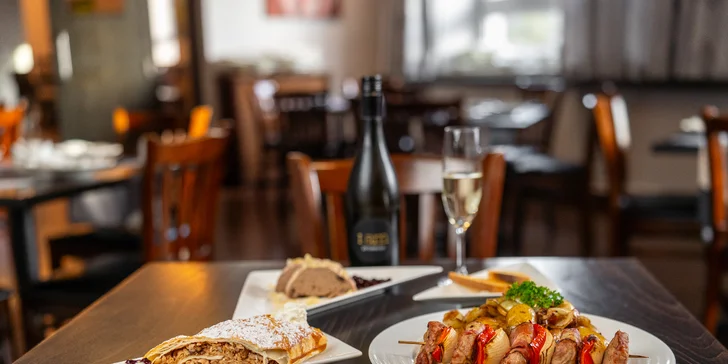 Tříchodové menu pro 2 osoby: kachní paštika, špíz z vepřové panenky a štrúdl se zmrzlinou i prosecco