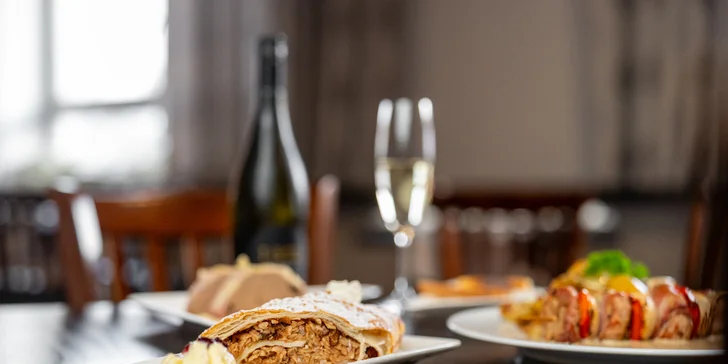 Tříchodové menu pro 2 osoby: kachní paštika, špíz z vepřové panenky a štrúdl se zmrzlinou i prosecco