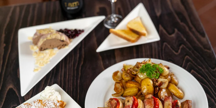 Tříchodové menu pro 2 osoby: kachní paštika, špíz z vepřové panenky a štrúdl se zmrzlinou i prosecco