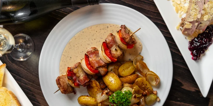 Tříchodové menu pro 2 osoby: kachní paštika, špíz z vepřové panenky a štrúdl se zmrzlinou i prosecco