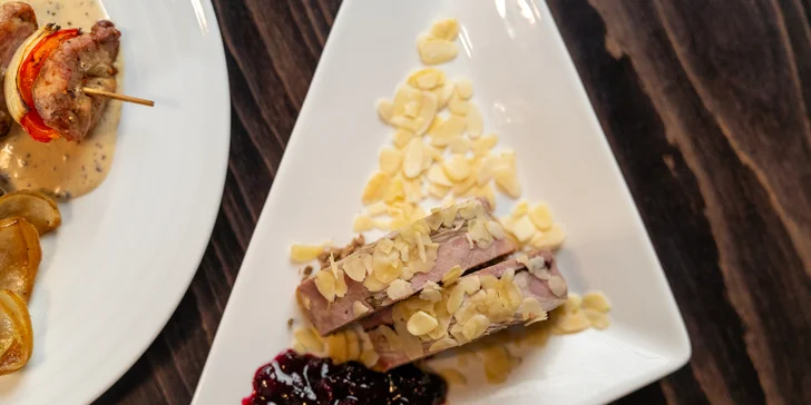 Tříchodové menu pro 2 osoby: kachní paštika, špíz z vepřové panenky a štrúdl se zmrzlinou i prosecco