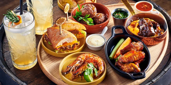 Degustační tapas i s vínem či koktejly pro dva v centru Prahy: tatarák, losos i krevety či líčka