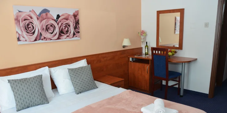 Dovolená na chorvatském ostrově Pag: hotel přímo na pláži u kolonády, polopenze