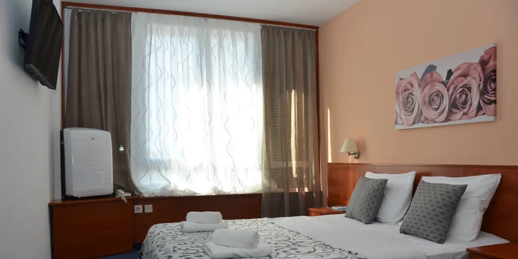 Dovolená na chorvatském ostrově Pag: hotel přímo na pláži u kolonády, polopenze