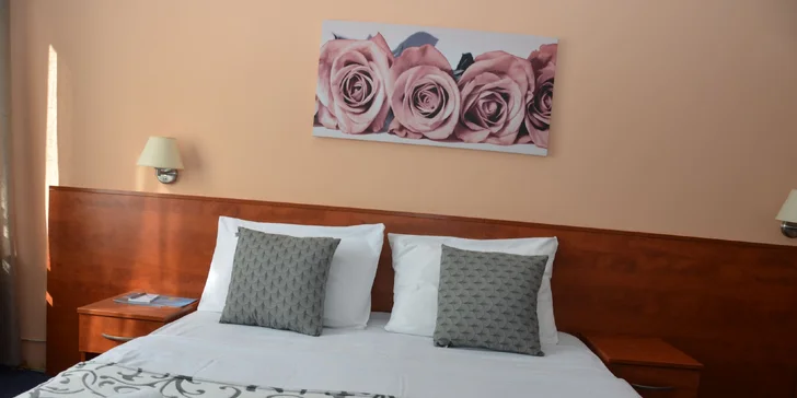 Dovolená na chorvatském ostrově Pag: hotel přímo na pláži u kolonády, polopenze
