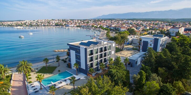 Dovolená s polopenzí na chorvatském ostrově Pag: hotel s luxusními pokoji přímo u oblázkové pláže