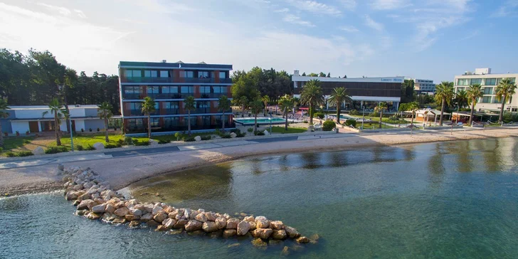Dovolená s polopenzí na chorvatském ostrově Pag: hotel s luxusními pokoji přímo u oblázkové pláže