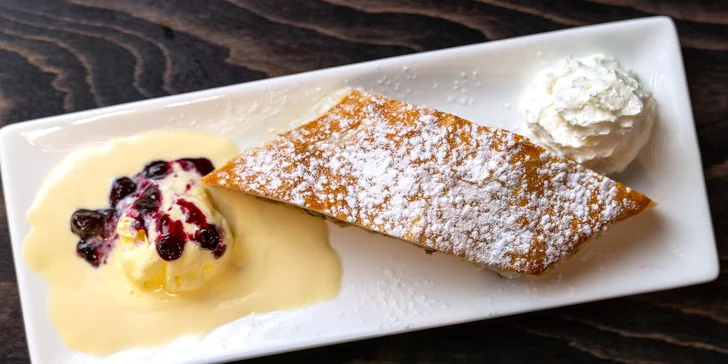 Tříchodové menu pro 2 osoby: kachní paštika, špíz z vepřové panenky a štrúdl se zmrzlinou i prosecco