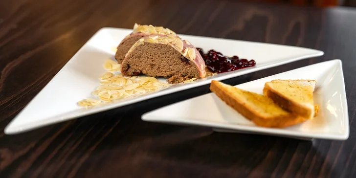 Tříchodové menu pro 2 osoby: kachní paštika, špíz z vepřové panenky a štrúdl se zmrzlinou i prosecco