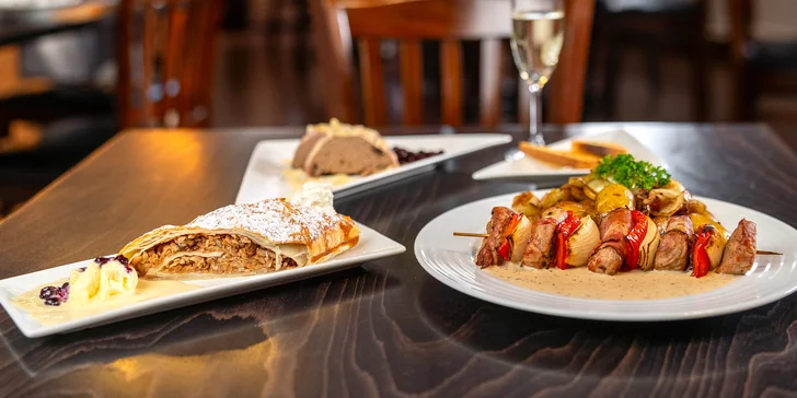 Tříchodové menu pro 2 osoby: kachní paštika, špíz z vepřové panenky a štrúdl se zmrzlinou i prosecco