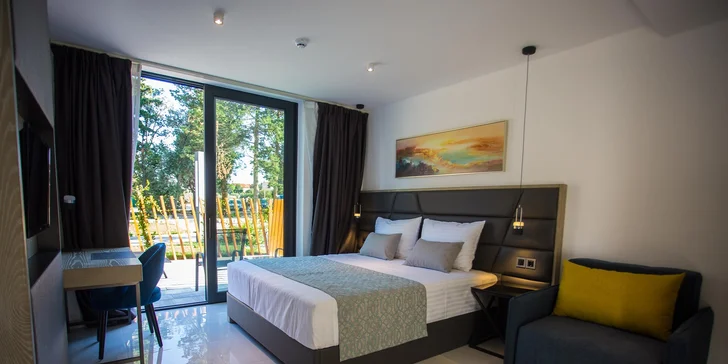 Dovolená s polopenzí na chorvatském ostrově Pag: hotel s luxusními pokoji přímo u oblázkové pláže