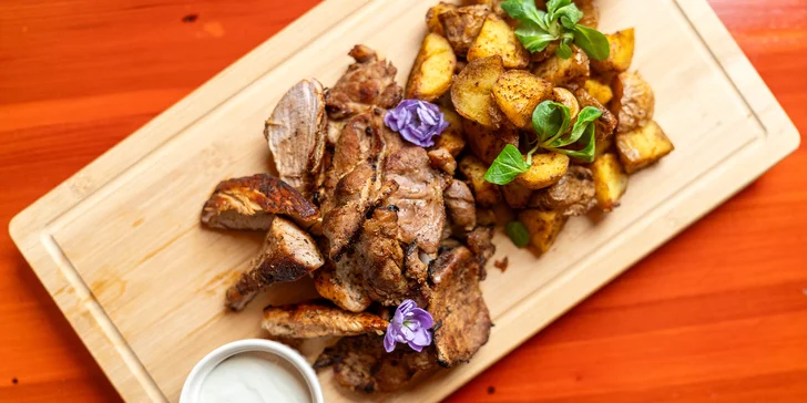 Masové prkno pro dva: panenka v bylinkách, krkovice na medu i kuřecí steak na rozmarýnu