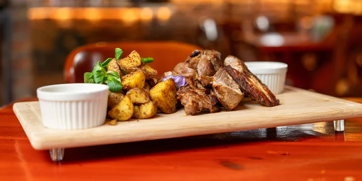 Masové prkno pro dva: panenka v bylinkách, krkovice na medu i kuřecí steak na rozmarýnu