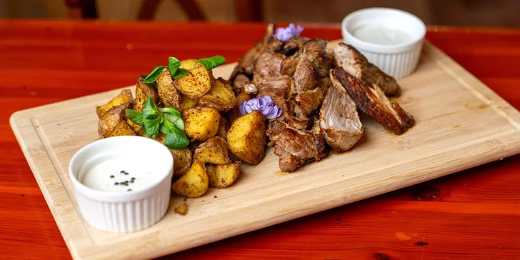 Masové prkno pro dva: panenka v bylinkách, krkovice na medu i kuřecí steak na rozmarýnu